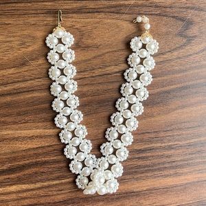 Pearl like chocker with clasp.